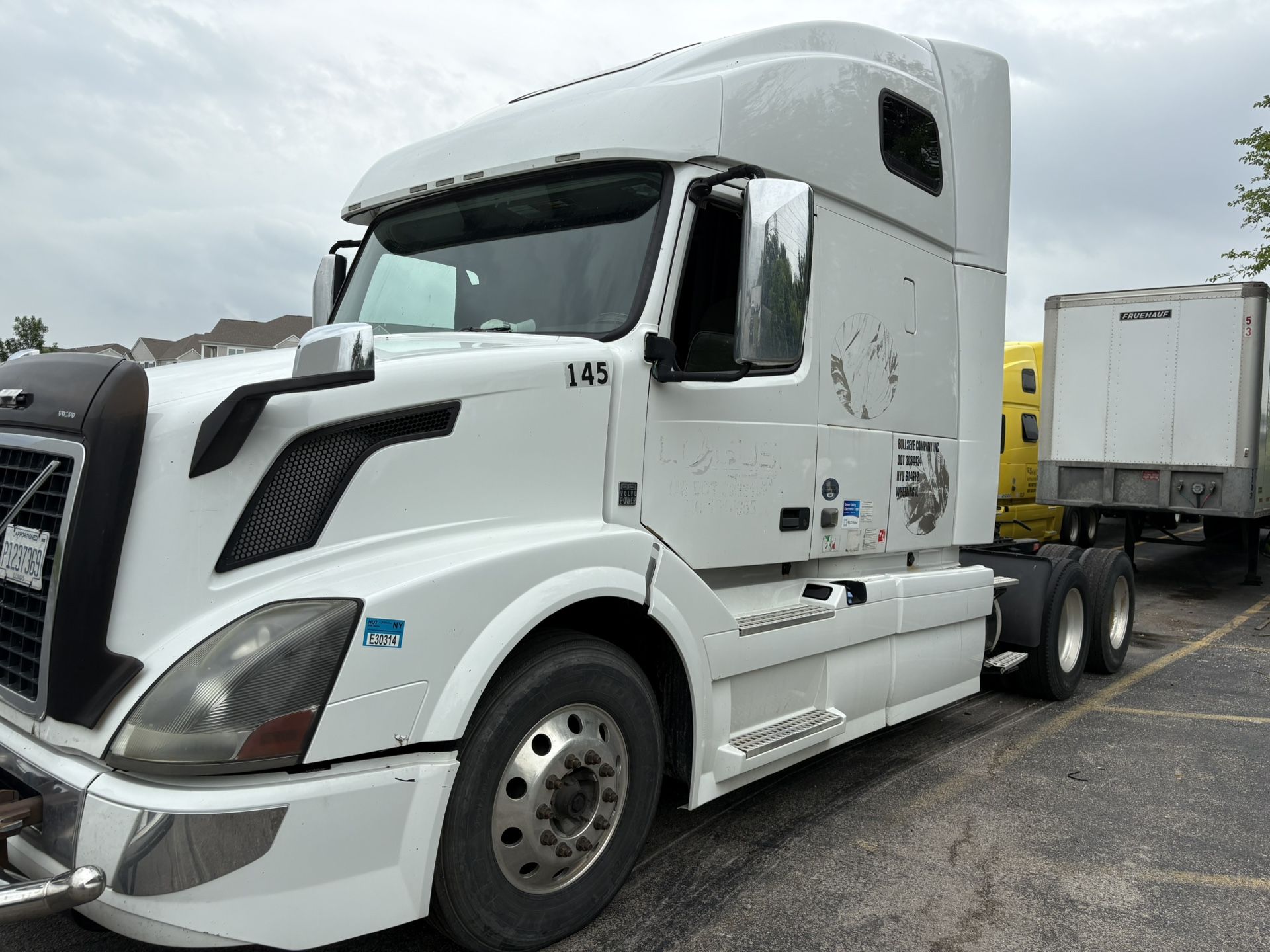 2016 Volvo VNL Sleeper Semi Truck