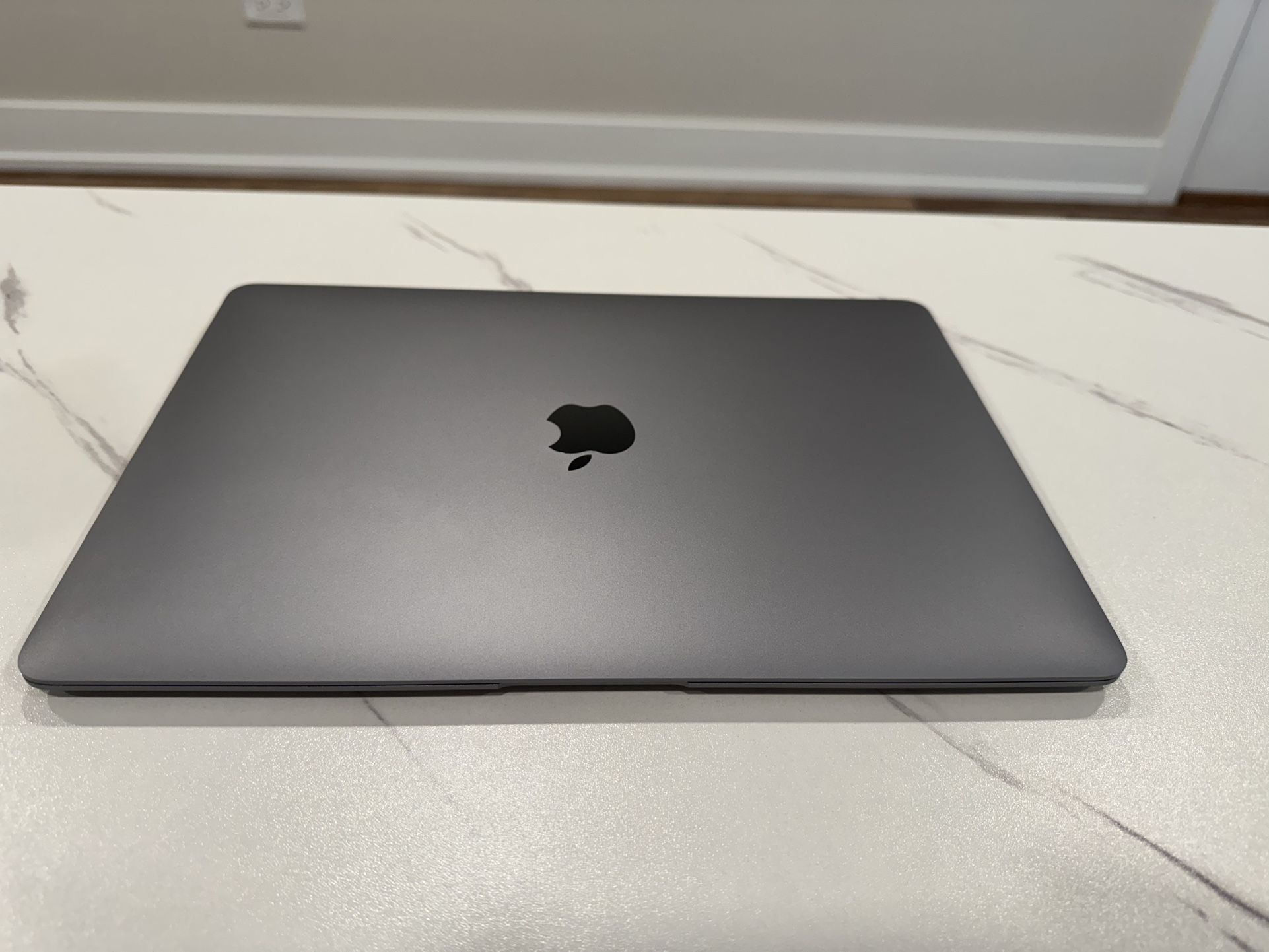 MacBook Air M1 (2020) — 8GB / 512GB SSD — Excellent Performance 🔋