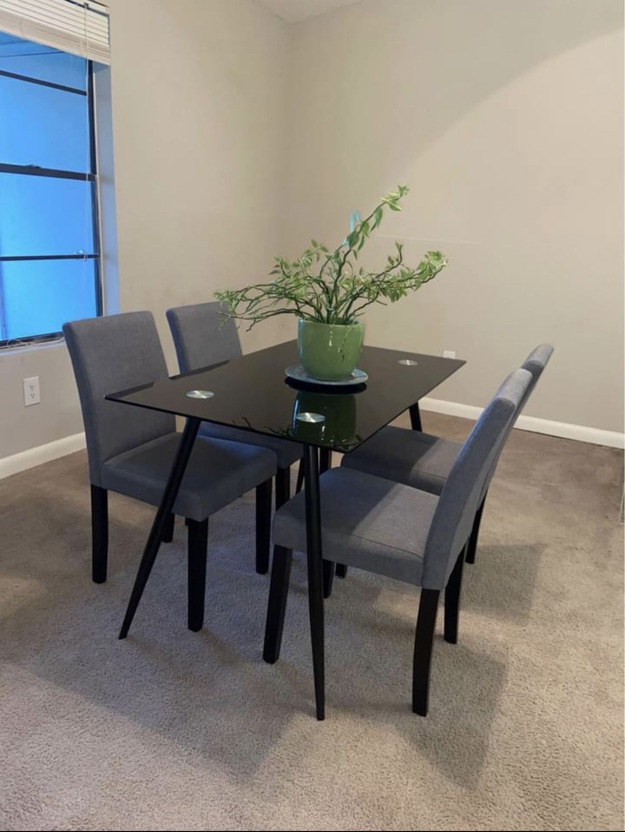 Dining Room Table + 4 Chairs 