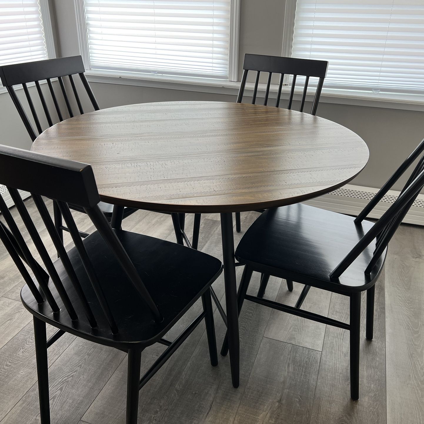 Round Dining Table And Chairs