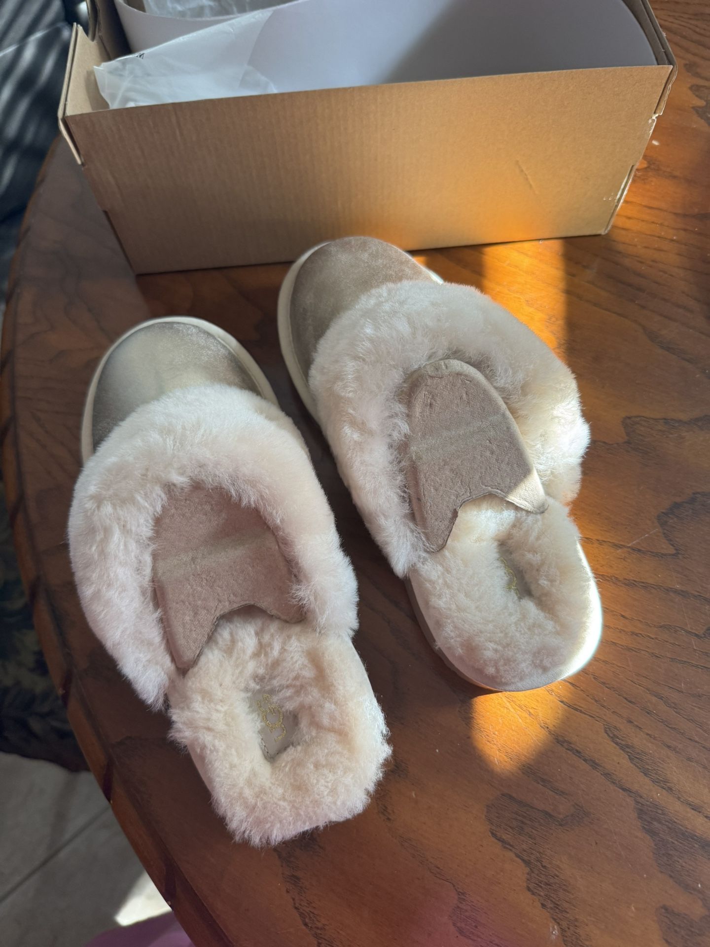 UGGS Slippers/booties