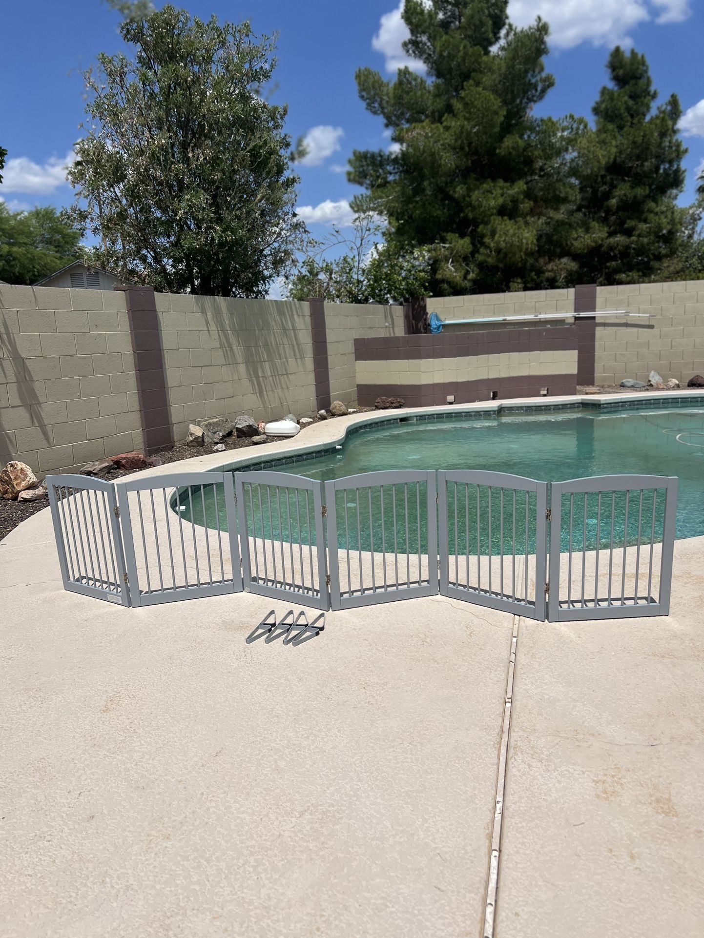 PUPETPO Extra Wide 6 Panel Freestanding Pet Gate (READ DESCRIPTION)