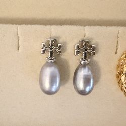 Tory Burch Real Grey Pearl W/ Logo Earrings