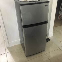 Refrigerador pequeño Magic Chef en Miami Spring