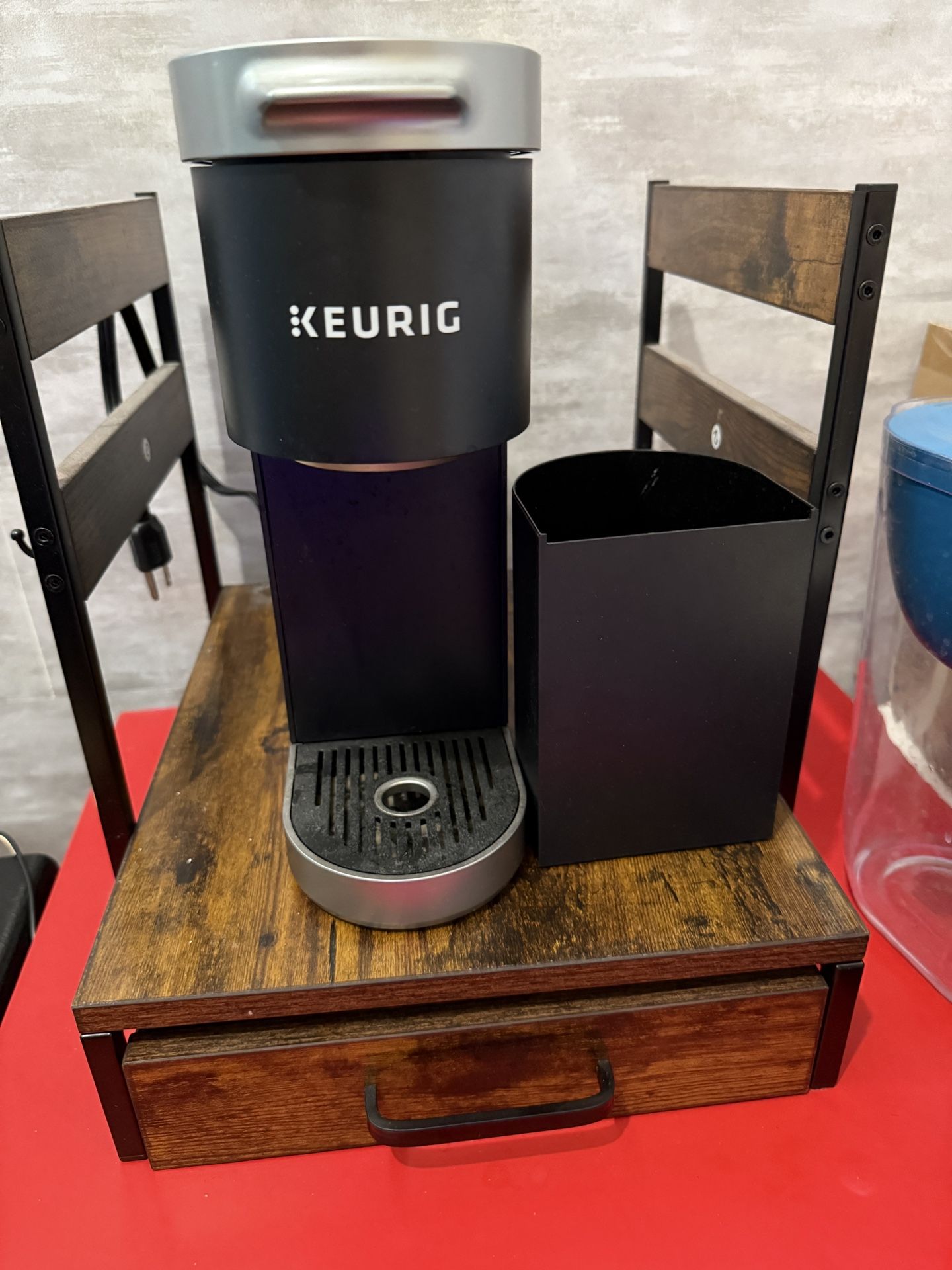 Keurig Single Cup Coffee Brewer And Wood Stand Holder 