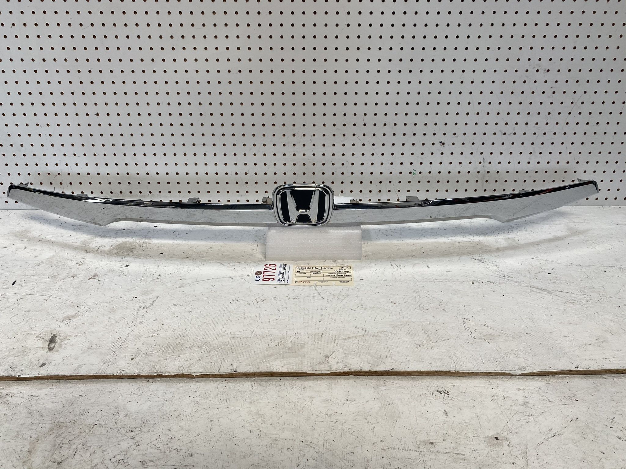 2018 2020 HONDA ODYSSEY REAR LIFTGATE TAILGATE CHROME MOLDING OEM