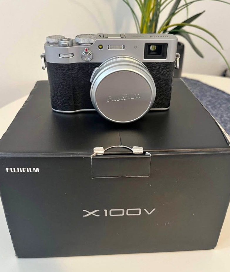 (Pristine Condition) FUJIFILM X100V - Silver