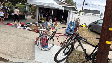 Yard sale.  Vintage stuff Le items new