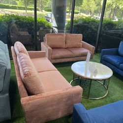 Pink Velvet Couch and Loveseat / Sofá de terciopelo rosa y sofá de dos plazas