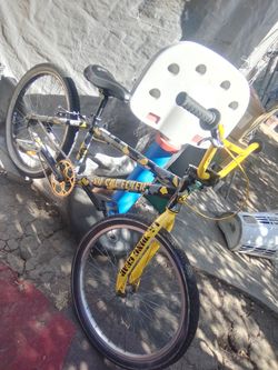 (24in)Black and Yellow camo (SE) Bike. So Cal Flyer. Very good condition. Rides perfect, just needs better looking tires. These only ones I have, just