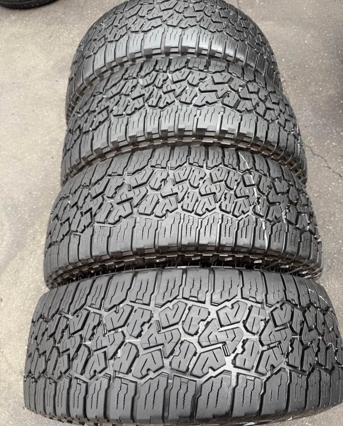 215/65/17 Vendo set de llantas marca Falken con 90% de vida las 4