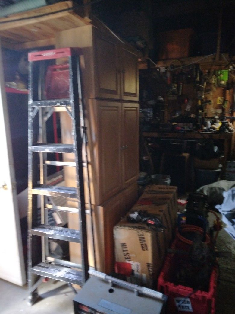 3 Oak CABINETS