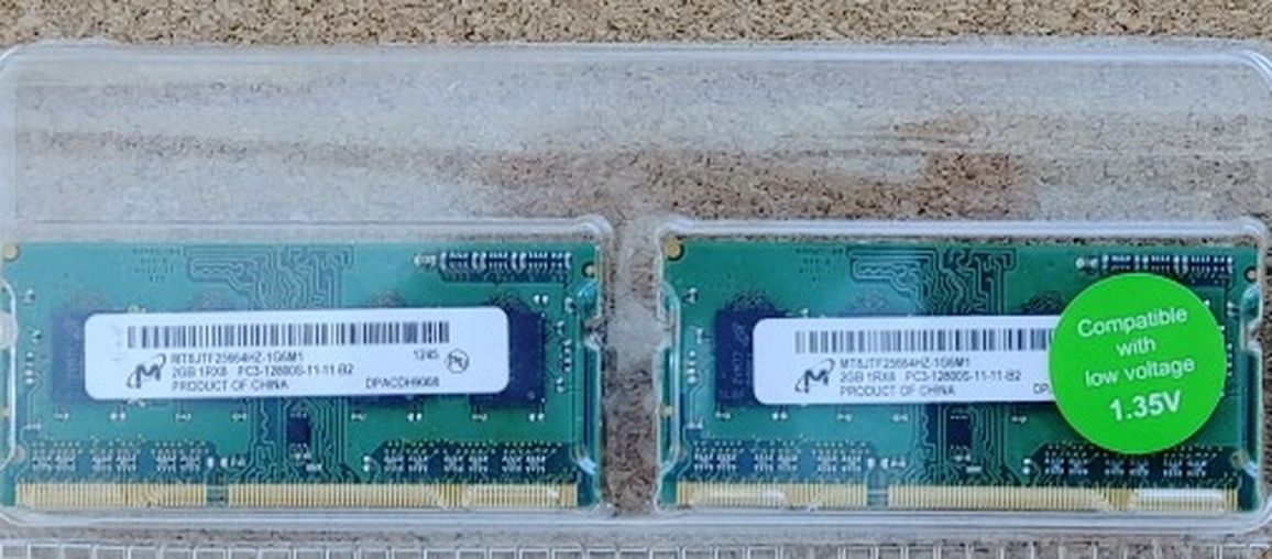 Macbook Pro Memory 4GB (2x2GB) - Micron PC3-12800 DDR3-1600MHz non-ECC Unbuffered CL11 204-Pin SoDimm Single Rank Memory Module #MT8JTF25664HZ-1G6M1