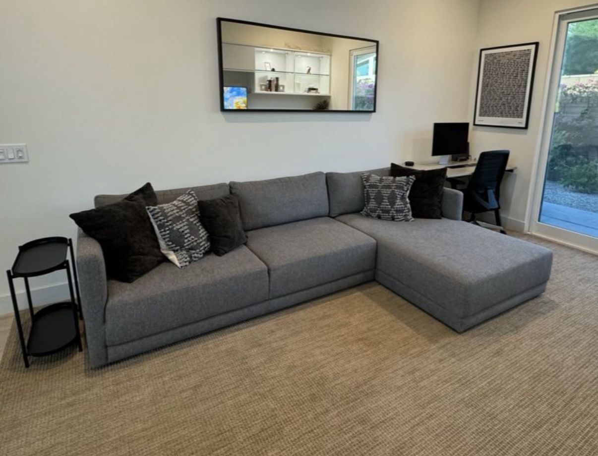 Modern Sectional Sofa with Chaise - Great Condition 