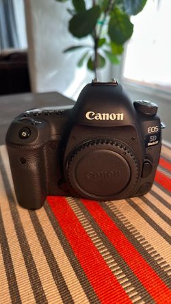 Canon 5D mark IV mint condition low shutter