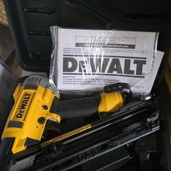 DeWALT 15 Gauge Percision Point DA Style Angle Finish Nailer