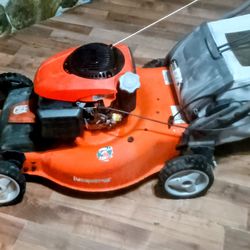 Husqvarna 22" 7.25 h/p AWD self propelled mower with bagger