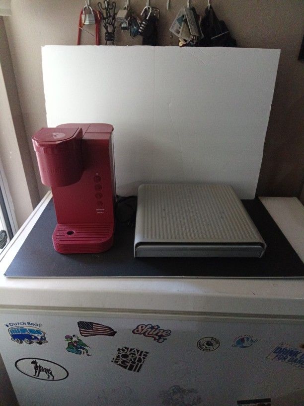 Keurig Coffee Machine And Pod Holder Set