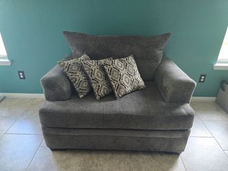 Loveseat with 3 Pillows
