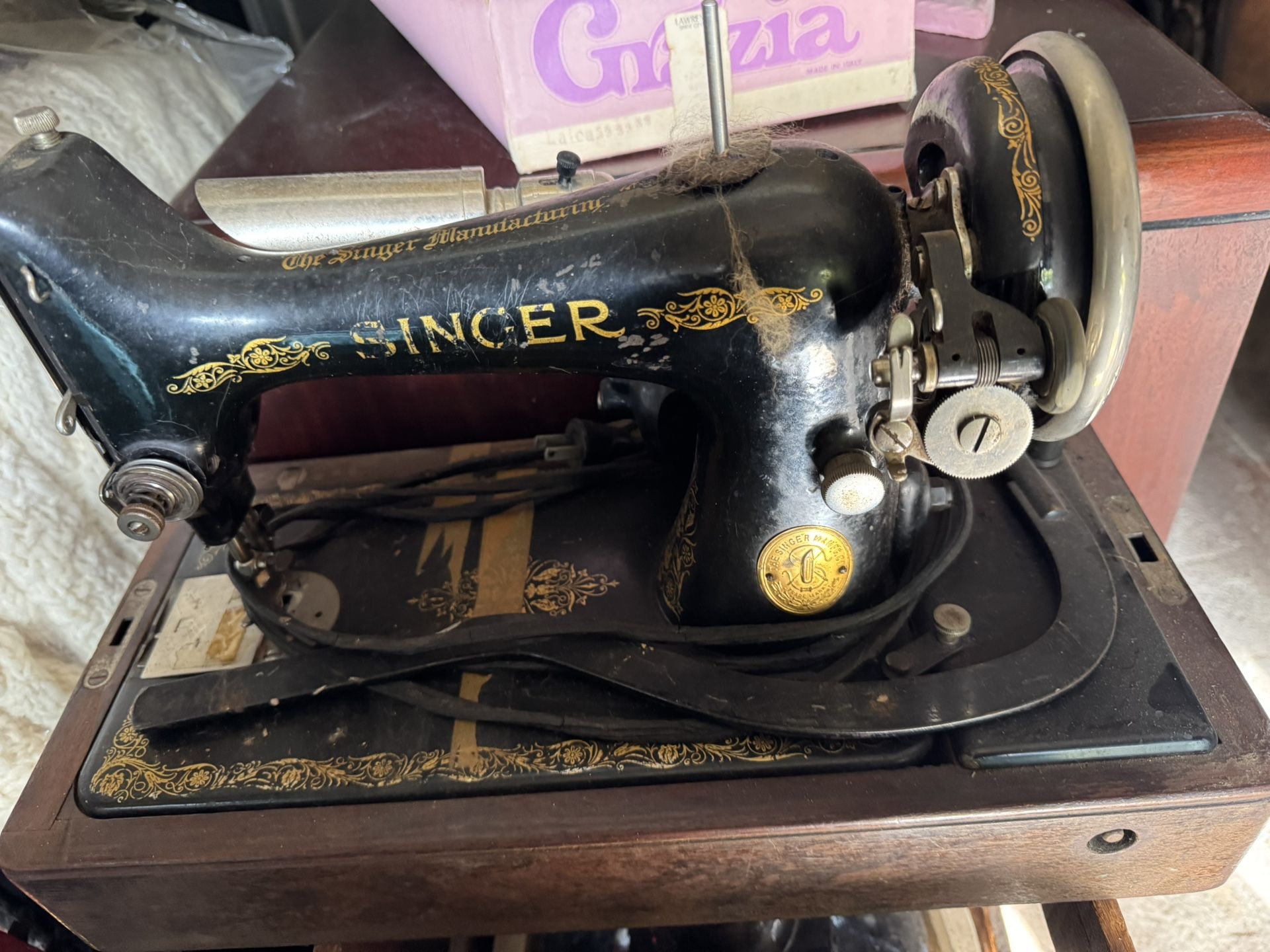 Must Go: Antique Singer Sewing Machine W/ Top