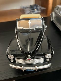 1948 Ford Super Deluxe Convertible 1:18 Die-Cast Model Car – Black – Opening Doors/Hood