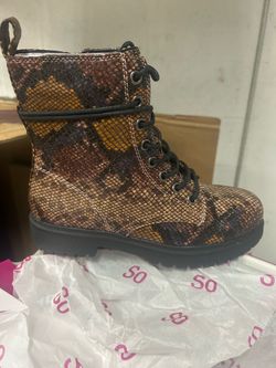 Women’s boots size 7