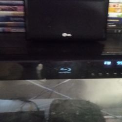 LG Blu Ray Am/FM Tuner With Center Surrounds And Sub Woofer