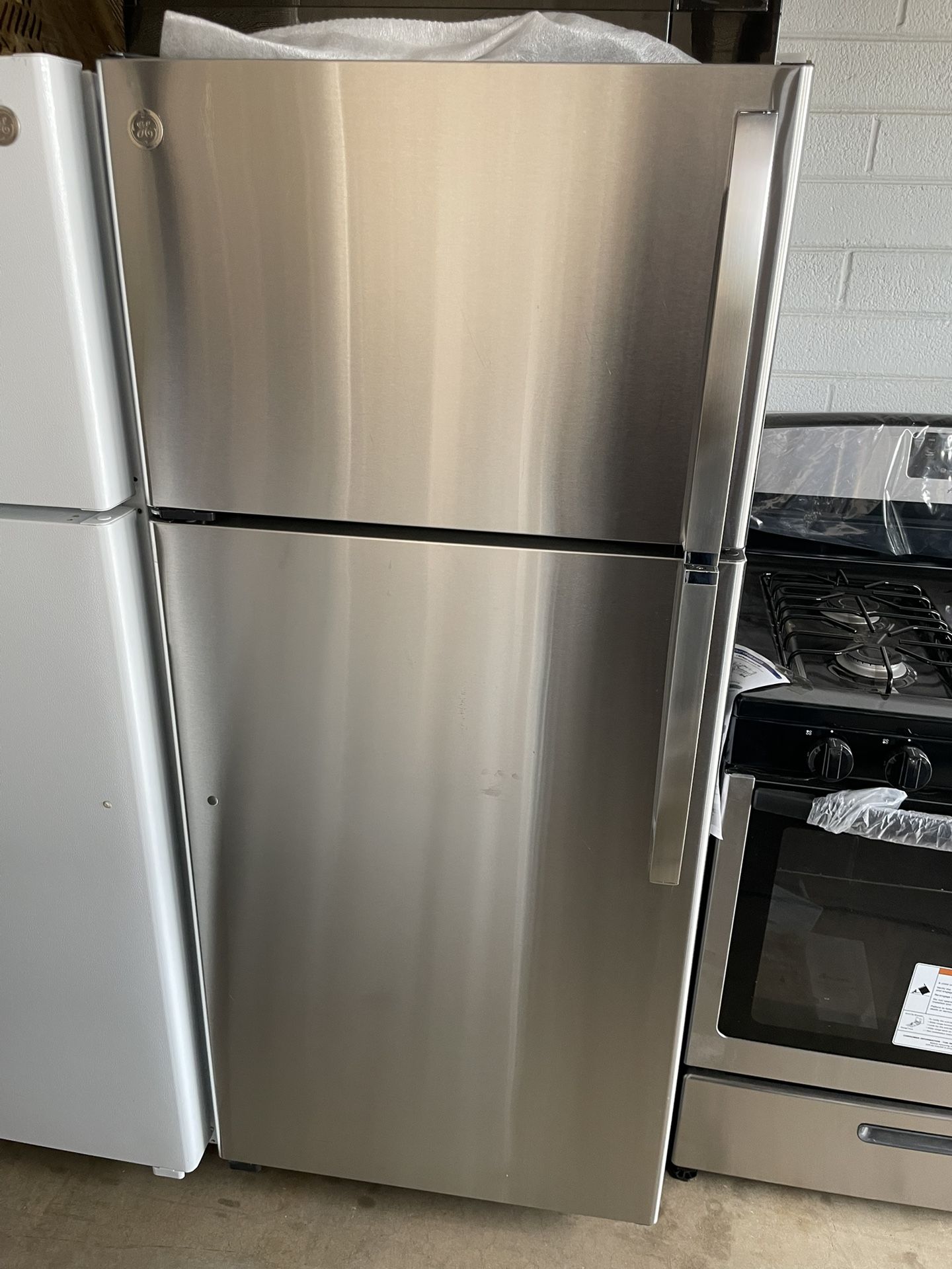GE REFRIGERATOR $325