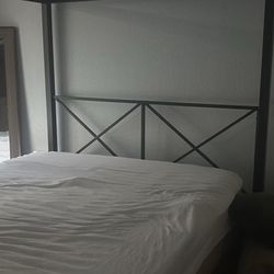 Canopy bed (Queen) With Mattress/Boxspring
