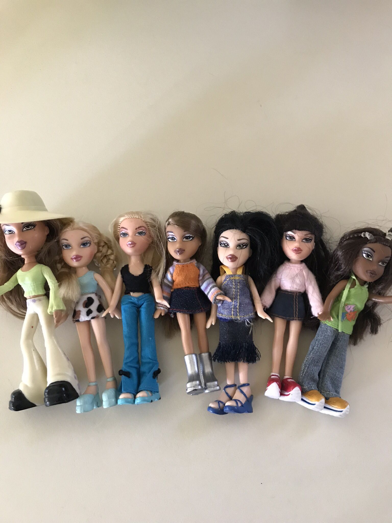 LI’L BRATZ TOY DOLL COLLECTION WITH MATCHING LOFT DOLL HOUSE