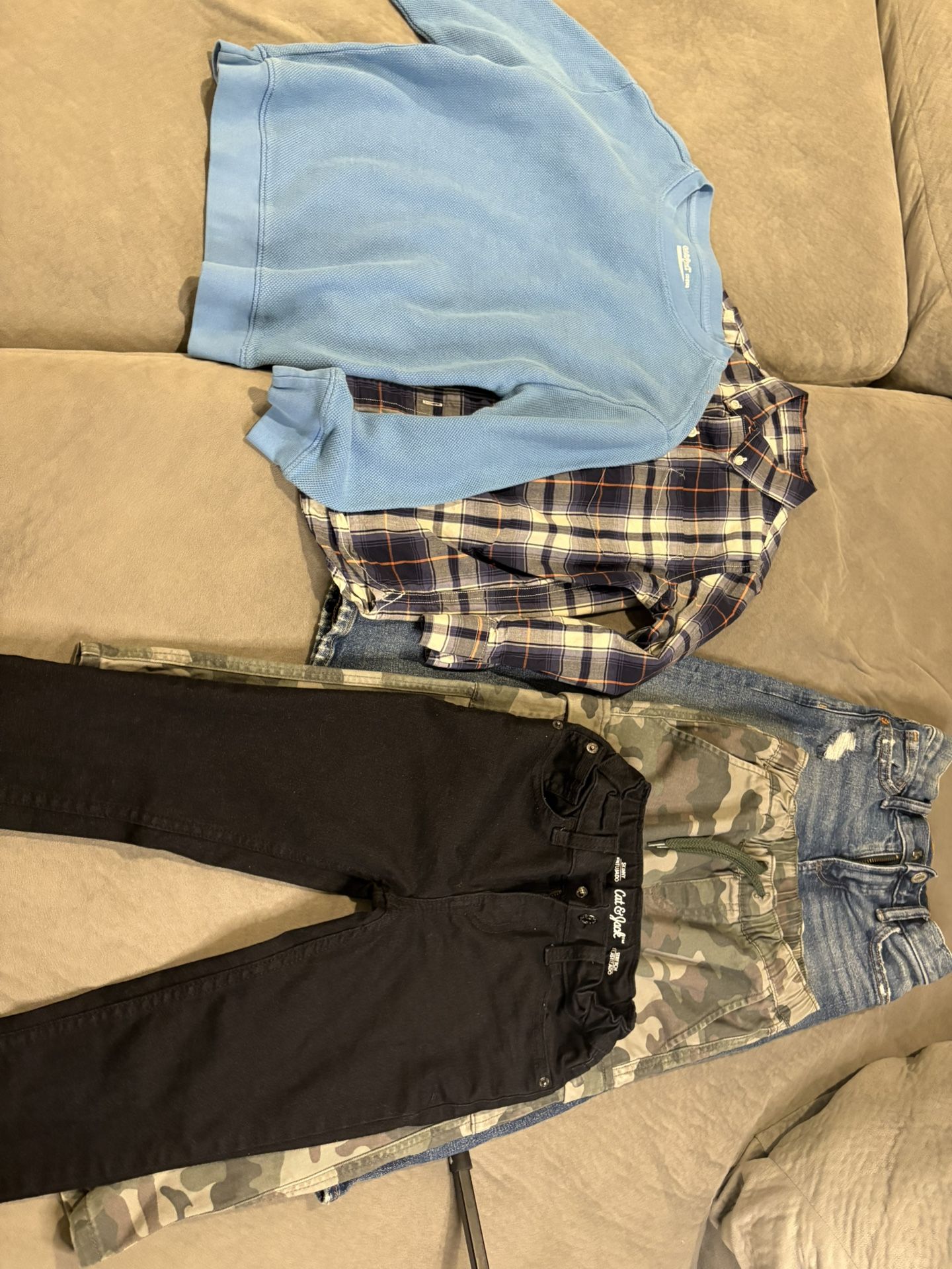 Boys 4-Piece Outfit Bundle – Jeans, Camo Joggers, Black Pants + Layered Tops (Size 6–7)