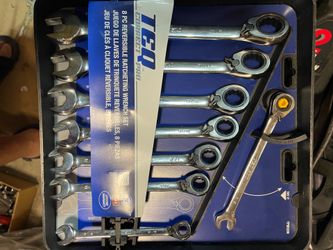 Saw wrenches