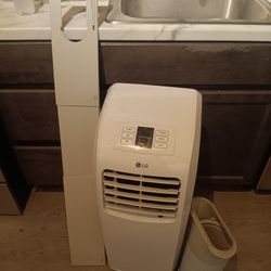 8,000 BTU'S PORTABLE AC UNIT WITH WINDOW KIT .