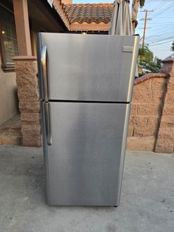 30x30x66 FRIGIDAIRE FRIDGE 18CUFT SILVER