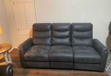 ✨ 3-Seat Reclining Sofa with Center Console ✨ Comfortable and modern 3-seat reclining couch in dark gray.