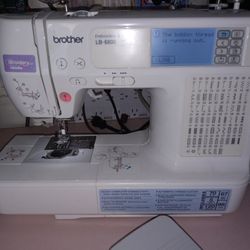 Very Nice Sewing Machine In Excellent Condition Embroidery And Sewing$60 Firm