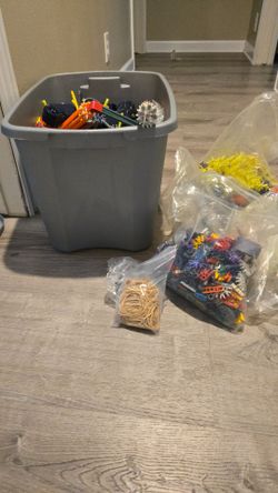Tons of Knex'