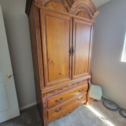 Armoire/Entertainment Center