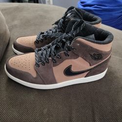 Air Jordan 1 Mid SE Dark Chocolate
  8.5
