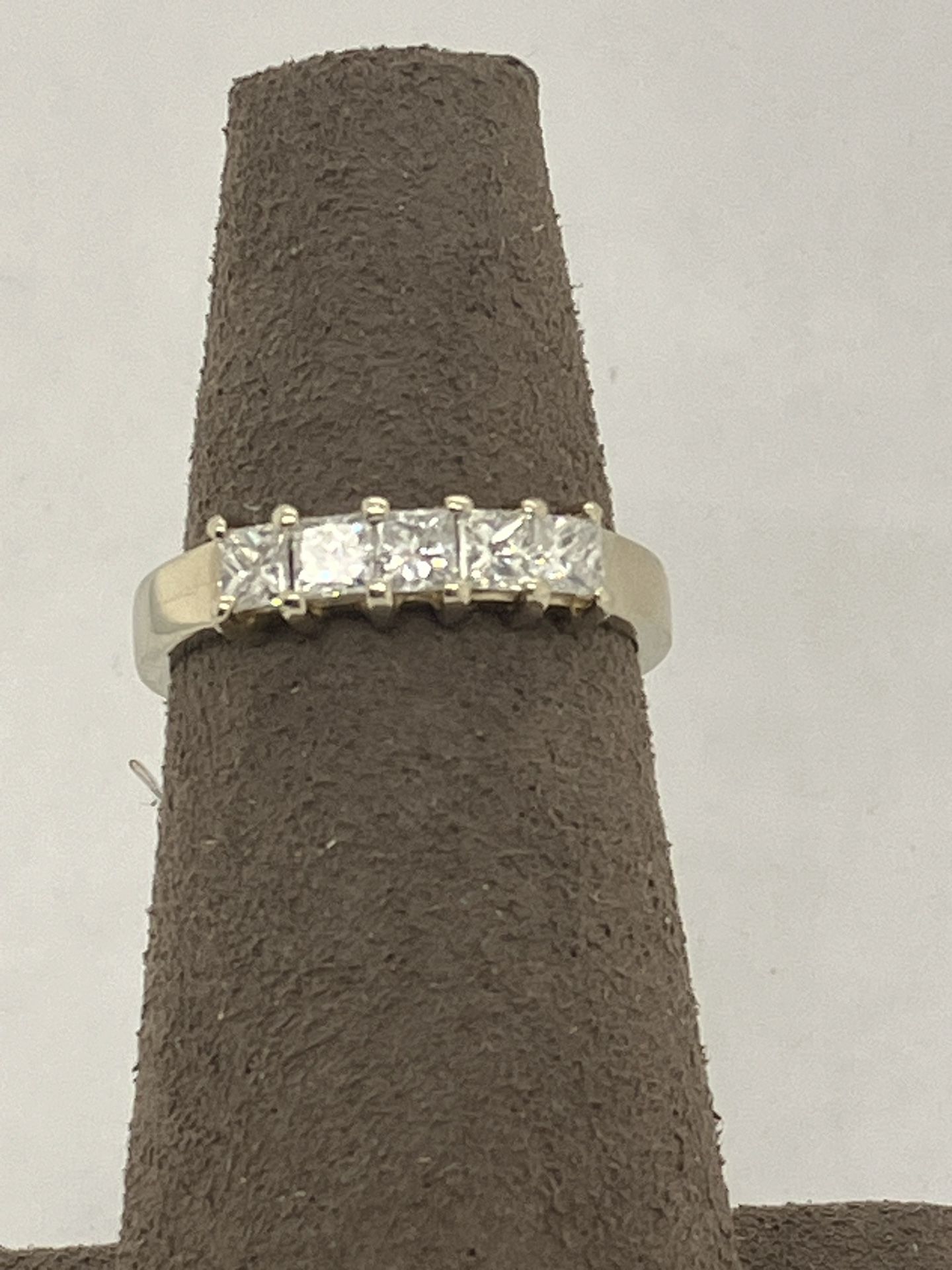 :Stunning 14K White Gold Five-Diamond Ring 