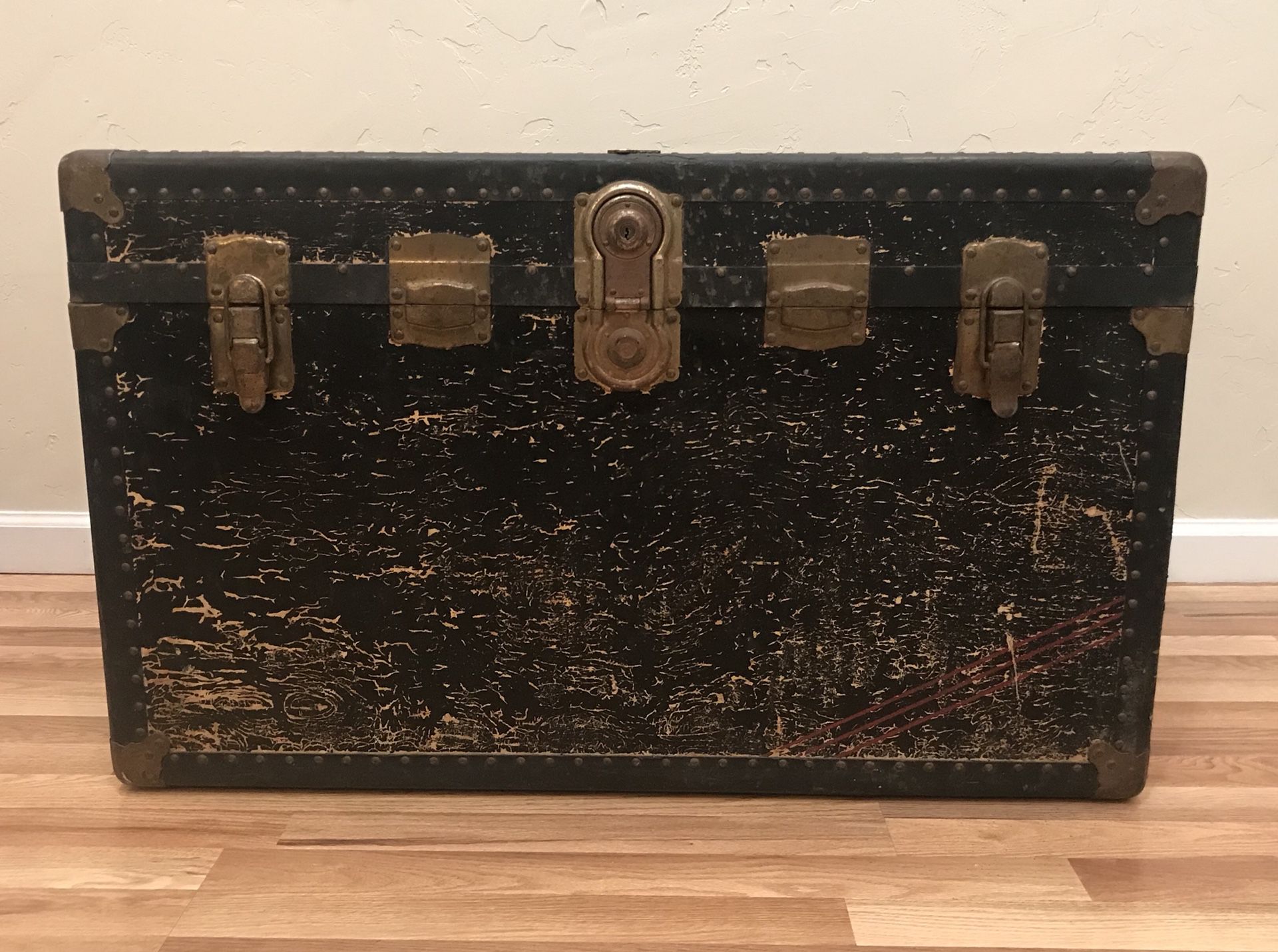 Large Antique Horn Luggage Steamer Trunk for Sale in Albuquerque, NM -  OfferUp