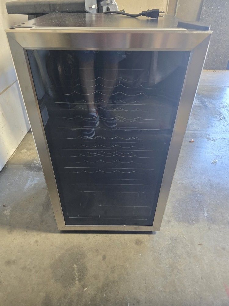 INSIGNIA 29 Bottle Wine Cooler