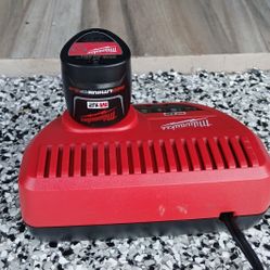 BATTERY AND CHARGER MILWAUKEE 