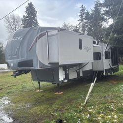 2011 Forest River Wildcat 32 Ft 2 slides In Great Shape 