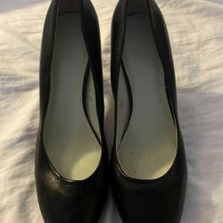 Nine West women/ladies heel shoe Size 8.5M (heels approx 3.5”)