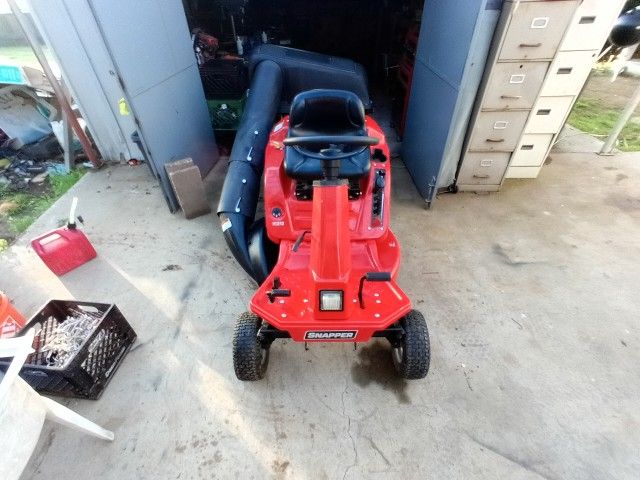 Snapper RE 210 33 Inch Hi Vac Rear Engine Riding Mower W/  Double Bagger Grass catcher 