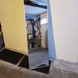5.5FT FREE STANDING MIRROR IN PERFECT SHAPE HAS SELF STANDING EASLE ATTACHED