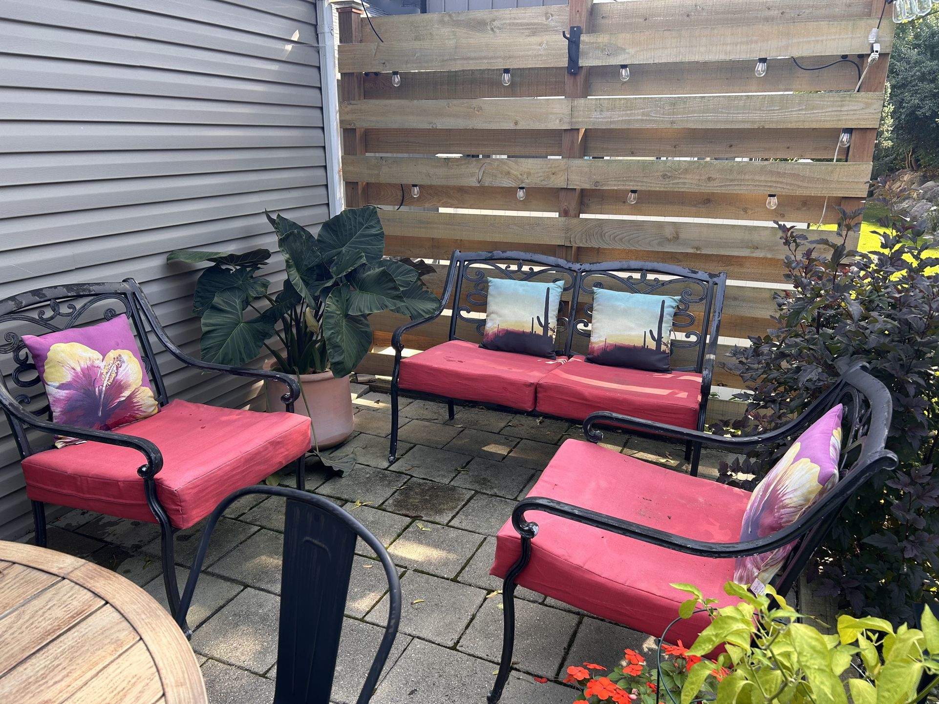Patio Set Including Cushion