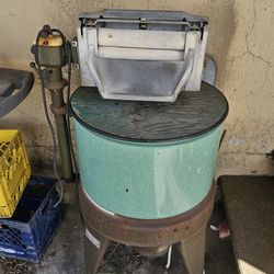 Antique Washing Machine (Untested) 