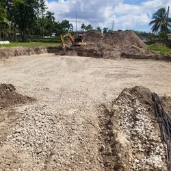 Excavator y Bobcat Ser-vi-cios